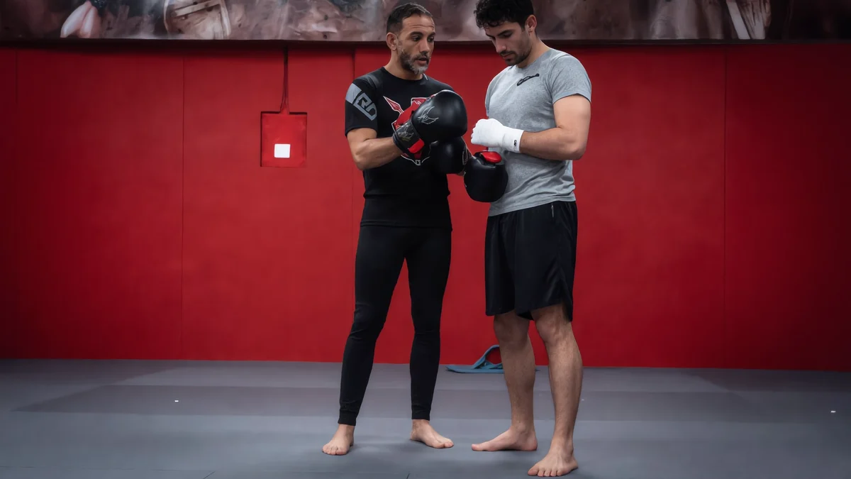 Coach de Team Ezbiri corrigeant la garde d un boxeur pendant un cours de boxe anglaise a Villeurbanne pres de Lyon