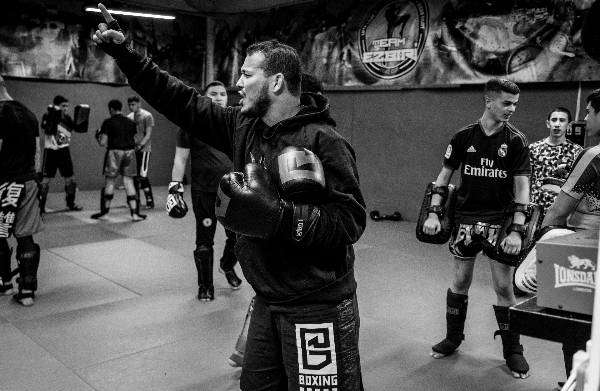Cours de boxe à Lyon — coach Team Ezbiri encadrant un entraînement collectif