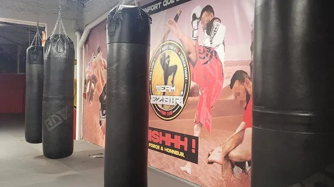 Salle de MMA à Lyon avec sacs de frappe et ambiance Team Ezbiri