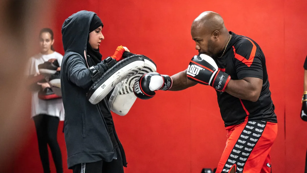Travail aux pattes d'ours pendant un cours de boxe femme au club Team Ezbiri à Villeurbanne
