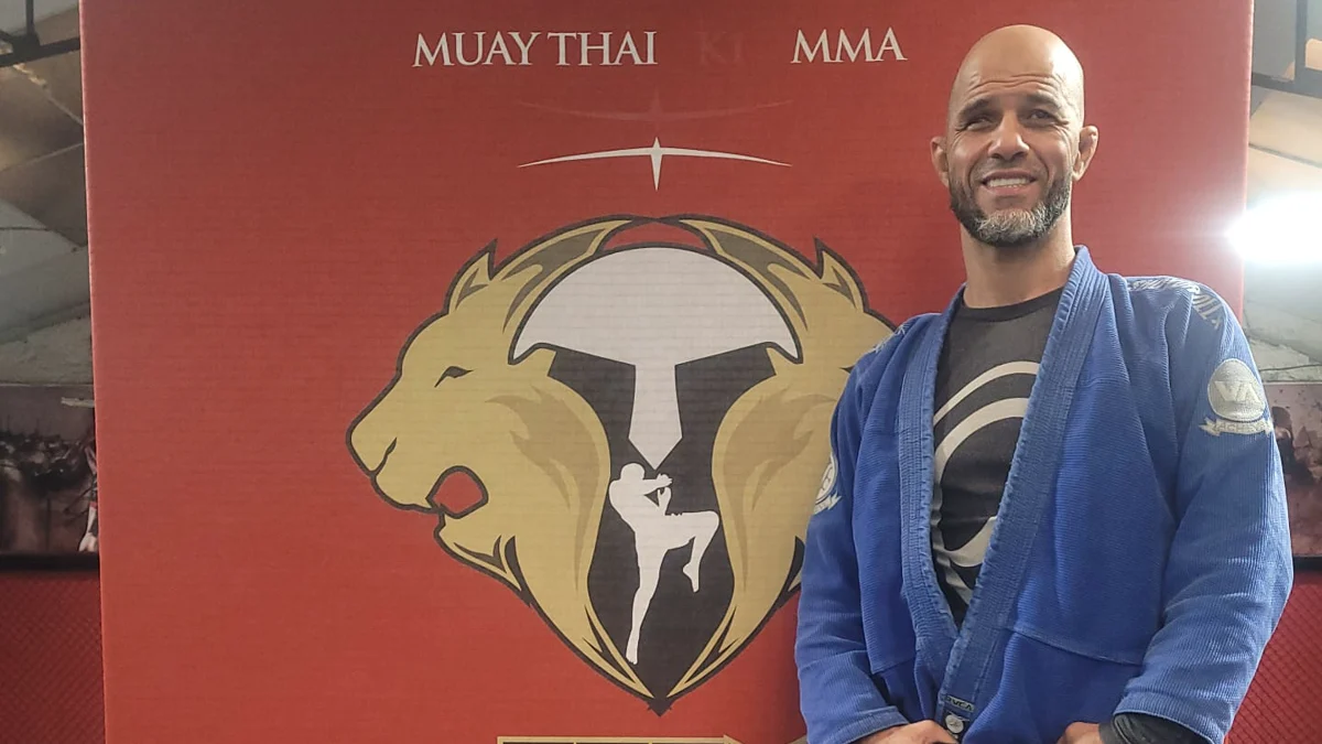 Coach de JJB ceinture noire en kimono au club Team Ezbiri à Villeurbanne