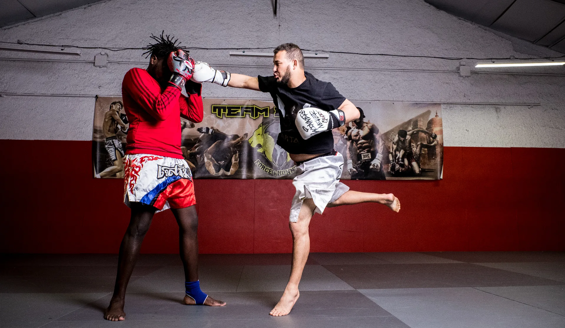 Self-défense à Lyon — deux pratiquants de boxe thaï s'entraînent à Team Ezbiri Villeurbanne